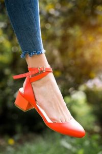 turuncu ayakkabı kombin