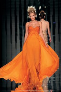 turuncu elbise pembe ruj