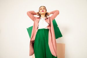 yesil pantolon pembe ceket